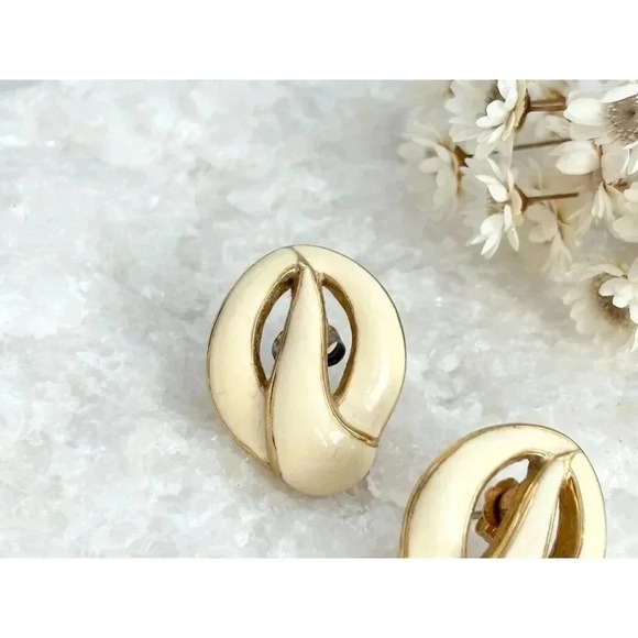 Monet Signed Gold Toned Cream Enamel Beautiful Vintage Clip On Earrings - Picture 4 of 6